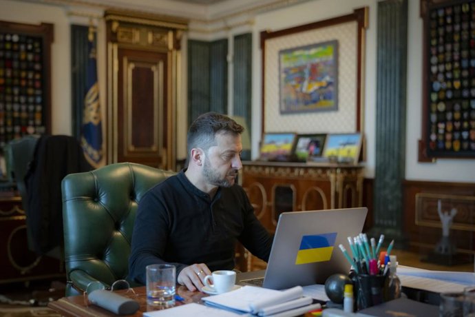 Archivo - February 21, 2025, Kiev, Kyiv Oblast, Ukraine: Ukrainian President Volodymyr Zelenskyy, listens to German Chancellor Olaf Schotz during a video conference meeting from the Mariinskyi Palace, February 21, 2025 in Kiev, Ukraine.,Image: 967183870, 