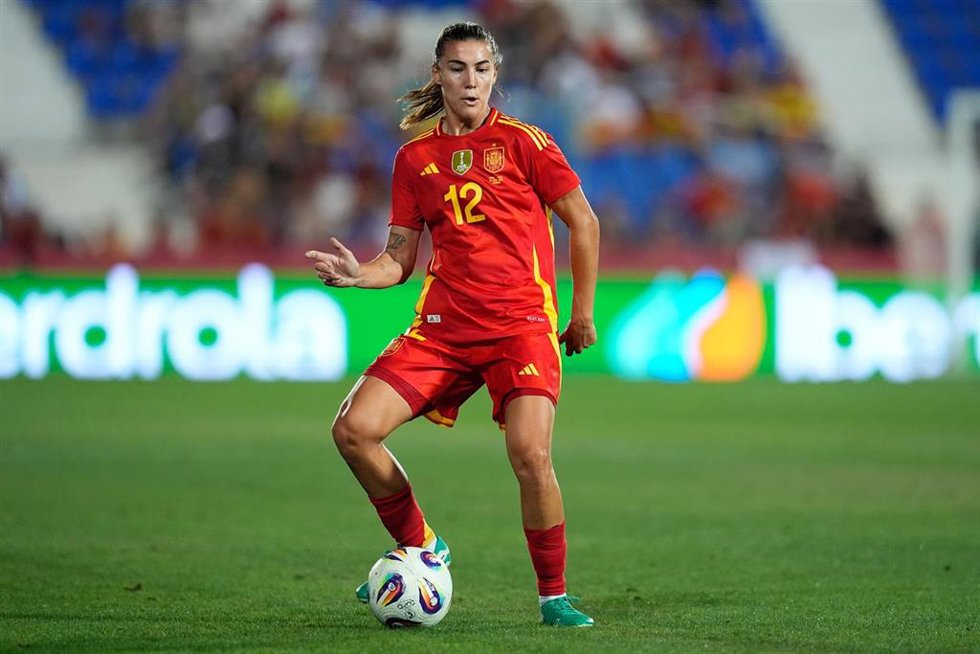 Patri Guijarro, durante un partido con la selección española.