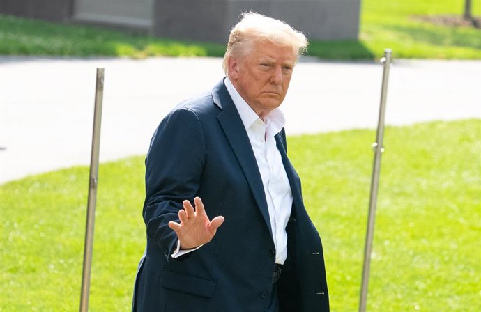 WASHINGTON, July 11, 2025  -- U.S. President Donald Trump waves to the press before departing for Texas at the White House in Washington, D.C., the United States, on July 11, 2025. It is not on the agenda of the White House to abolish the Federal Emergenc