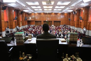 Archivo - May 7, 2024, Tehran, Iran: A view of the courtroom presiding by MAJID HOSEINZADEH (C), judge at Imam Khomeini Judicial Complex Court, during the hearing of the complaint of Iranian thalassemia patients against the United States, the government, 