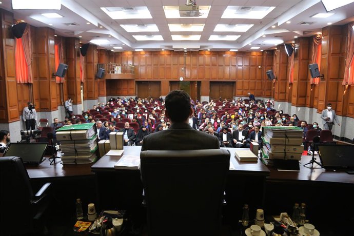 Archivo - May 7, 2024, Tehran, Iran: A view of the courtroom presiding by MAJID HOSEINZADEH (C), judge at Imam Khomeini Judicial Complex Court, during the hearing of the complaint of Iranian thalassemia patients against the United States, the government, 