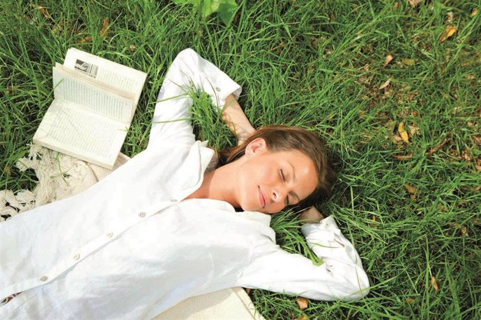 Archivo - Alergia. Campo. Siesta. Descansar. Tumbarse. Dormir.