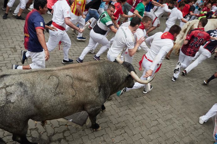 Archivo - Decenas de personas durante el séptimo encierro de las Fiestas de San Fermín 2024, a 13 de julio de 2024, en Pamplona, Navarra (España). Seis personas han sido trasladadas al Hospital Universitario de Navarra (HUN) tras el séptimo encierro de lo