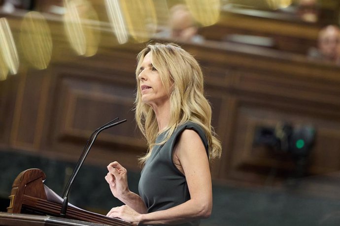 A porta-voz adjunta do PP no Congresso, Cayetana Álvarez de Toledo, durante a sessão plenária extraordinária do Congresso dos Deputados, em 8 de julho de 2025, em Madri (Espanha). Esta sessão plenária trata apenas da reforma do Regimento Interno do Congre