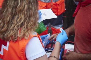 Archivo - Personal sanitario durante el segundo encierro de las Fiestas de San Fermín 2023, de la ganadería abulense de José Escolar, de Lanzahíta, a 8 de julio de 2023, en Pamplona, Navarra (España). Las fiestas en honor a San Fermín, patrón de Navarra, 
