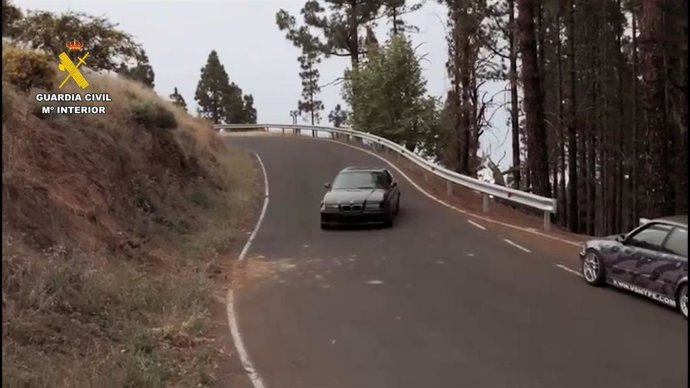 Coches realizando derrapes temerarios en una carretera de Gran Canaria