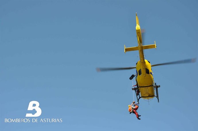 Archivo - El Grupo de Rescate de Bomberos de Asturias, a bordo del helicóptero medicalizado de la entidad, ha rescatado ileso a un hombre, C.C, de 52 años, que había quedado atrapado en las rocas que separan la playa de Los Quebrantos, Soto del Barco, y e