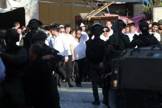 June 28, 2025, Hebron, West Bank, Palestinian Territory: Israeli settlers held a provocative march under the protection of Israeli forces in Hebron, West Bank, on June 28, 2025