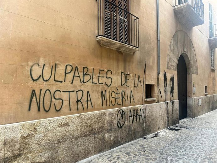 Pintadas de Arran aparecidas este sábado a primera hora en la fachada de la Conselleria de Turismo