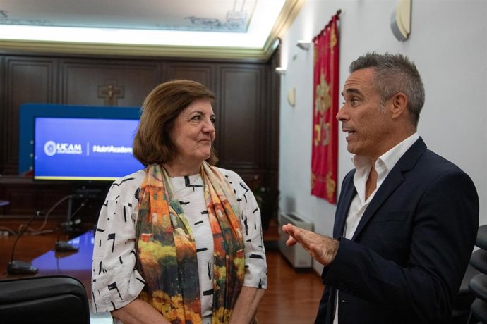 María Dolores García, presidenta de la Católica de Murcia y Guillermo Rodríguez Navarrete, fundador de NutriAcademy y profesional de reconocido prestigio internacional en el ámbito de la salud pública, la nutrición y la comunicación científica