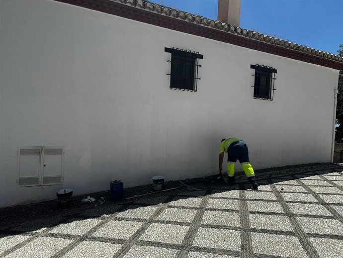 El Ayuntamiento retira pintadas vandálicas de la fachada de espacios protegidos del Mirador de San Nicolás