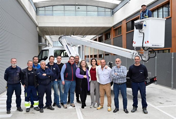 Archivo - Los Talleres Municipales de Santander incorporan un camión con plataforma elevadora telescópica