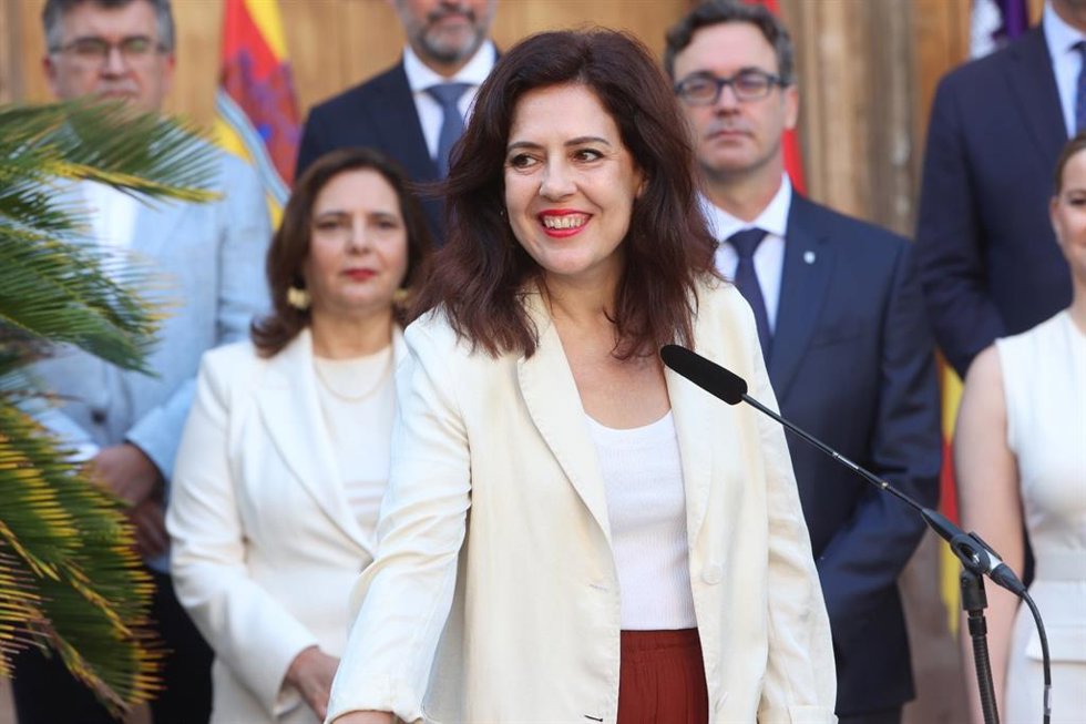 La nueva consellera de Familias, Bienestar Social y Atención a la Dependencia, Sandra Fernández, promete y toma posesión de su cargo