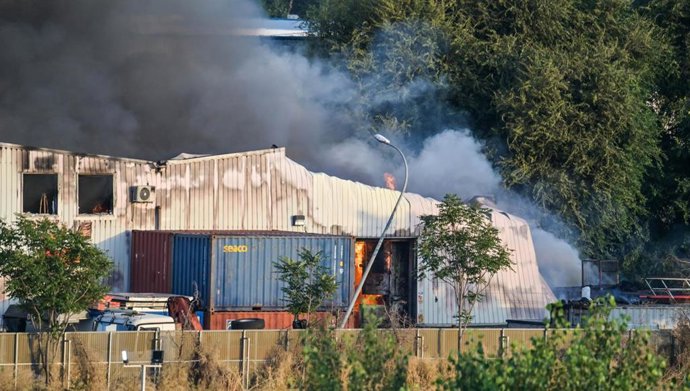 Incendio en una empresa de baterías de litio y de pilasen Azuqueca de Henares.