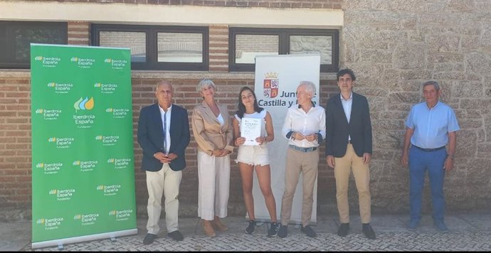 El director general de Innovación y Formación del Profesorado, Luis-Domingo González, y la responsable del Área de Formación e Investigación de la Fundación Iberdrola España, Noemí Sainz, entregan diplomas a los 20 primeros estudiantes