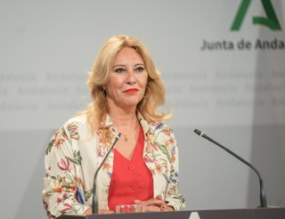 La consejera de Economía, Hacienda y Fondos Europeos y portavoz del Gobierno, Carolina España, durante la rueda de prensa. A 09 de julio de 2025, en Sevilla (Andalucía, España).Rueda de prensa tras el Consejo de Gobierno de la Junta de Andalucía se reúne 