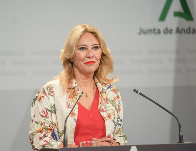 La consejera de Economía, Hacienda y Fondos Europeos y portavoz del Gobierno, Carolina España, durante la rueda de prensa. A 09 de julio de 2025, en Sevilla (Andalucía, España).Rueda de prensa tras el Consejo de Gobierno de la Junta de Andalucía se reúne 