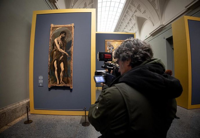 Archivo - Un visitante contempla la obra 'La Santa Faz' de El Greco en la presentación de la exposición 'El Greco. Santo Domingo el Antiguo', en el Museo del Prado, a 17 de febrero de 2025, en Madrid (España). La exposición, que ha contado con el patrocin