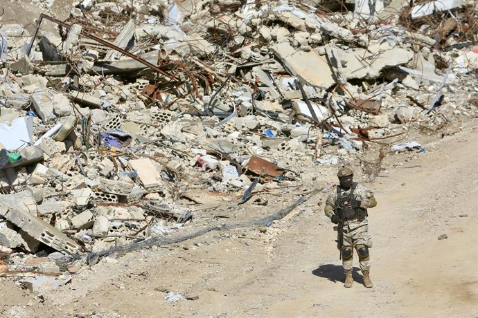 Archivo - AADAYSEH, Feb. 19, 2025  -- A Lebanese army soldier deployed in the border town is pictured in Aadayseh, Lebanon, on Feb. 18, 2025.   The Israeli army withdrew from border areas of southern Lebanon on Tuesday but remained in five positions, an I