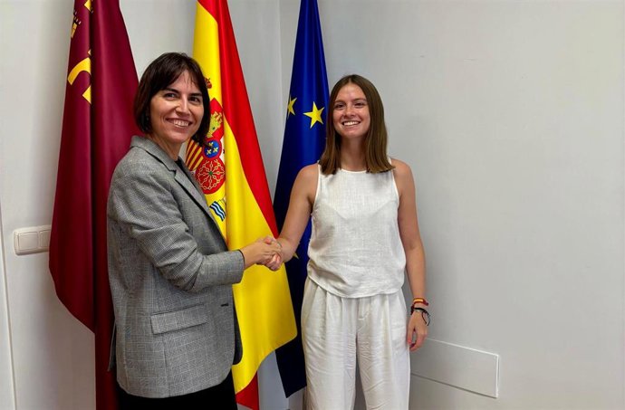 La directora general de Calidad, Simplificación Administrativa e Inspección de Servicios, Patricia Martínez, y la decana del Colegio Notarial de Murcia, Carmen Rodríguez