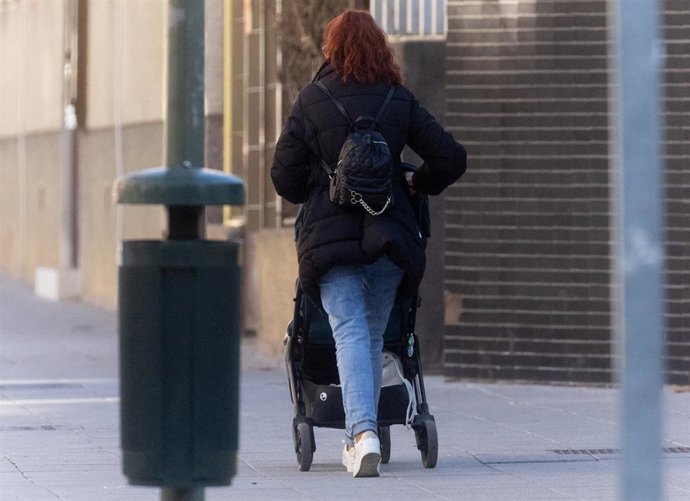 Archivo - Una mujer con un carrito de bebé, a 14 de enero de 2025, en Madrid (España). España registró un total de 320.656 nacimientos en 2023, un 2,6% menos que el año anterior (8.595 menos) y un 24,7% menos que hace una década (cuando fueron 425.715), s