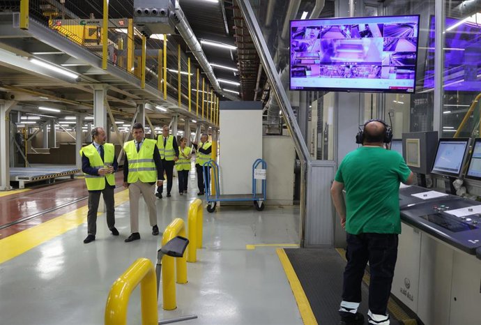 Archivo - Mazón destaca la concesión de 48,6 millones en ayudas para inversiones productivas de 609 pymes