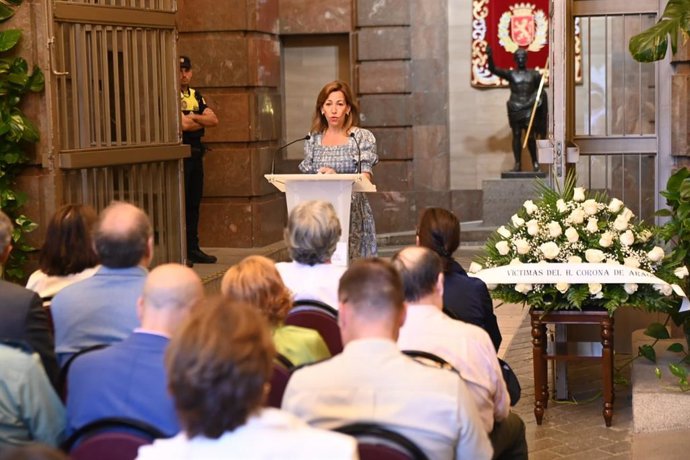 La alcaldesa de Zaragoza, Natalia Chueca, en el acto de homenaje a las víctimas del Hotel Corona celebrado este sábado 12 de julio en el zaguán del consistorio zaragozano. 