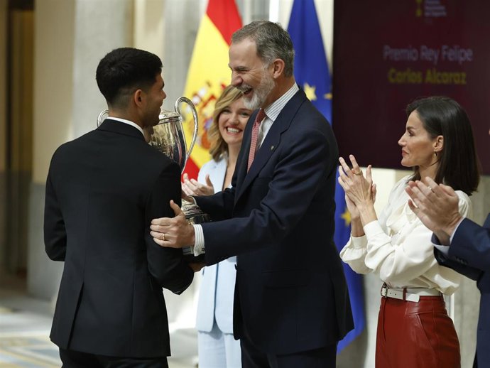 Archivo - Los Reyes han entregado a Carlos Alcaraz el Premio Nacional de Deporte 2022