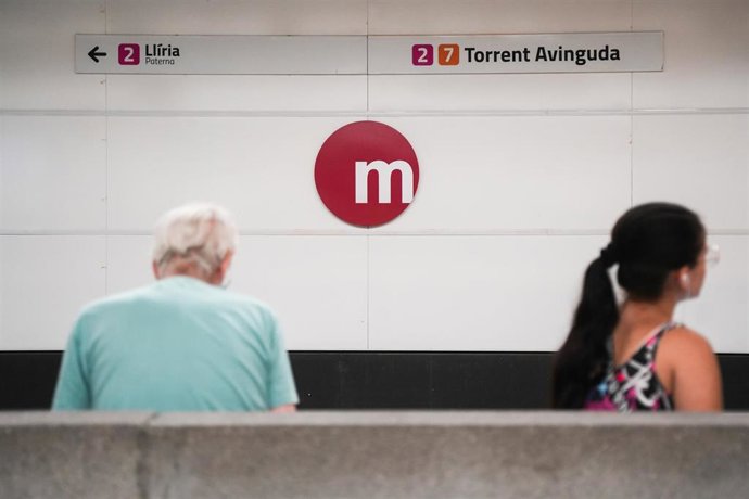 Varios viajeros el día de la reapertura del tramo València Sud-Castelló de Metrovalencia, en la estación de Torrent, a 27 de junio de 2025, en Torrent, Valencia