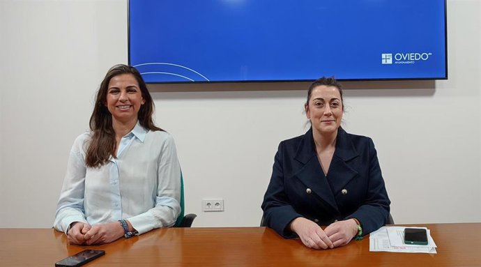 Archivo - La portavoz de Vox en el Ayuntamiento de Oviedo, Sonsoles Peralta, y la concejala Alejandra González, en rueda de prensa.