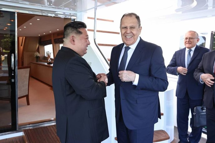 El líder de Corea del Norte, Kim Jong Un, recibe al ministro de Exteriores de Rusia, Sergei Lavrov, a 12 de julio de 2025
