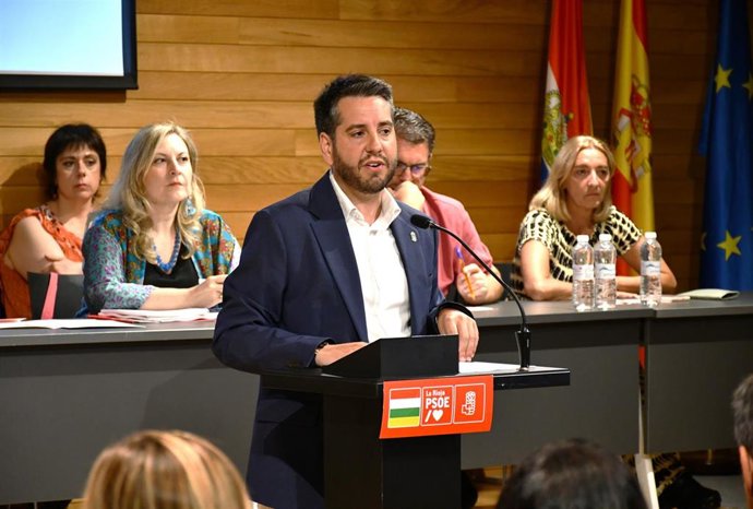 El secretario general del PSOE, Javier García, ha intervenido en el Comité Regional celebrado esta mañana en el espacio Lagares.
