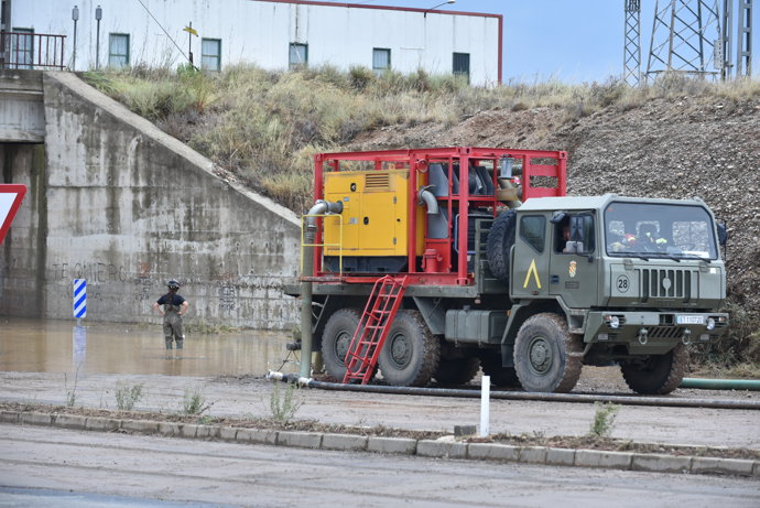 Efectivos de la Unidad Militar de Emergencias (UME) durante las labores de limpieza y desescombro en Grisén por las fuertes lluvias del viernes 11 de julio, a 12 de julio de 2025, en Grisén, Aragón (España).
