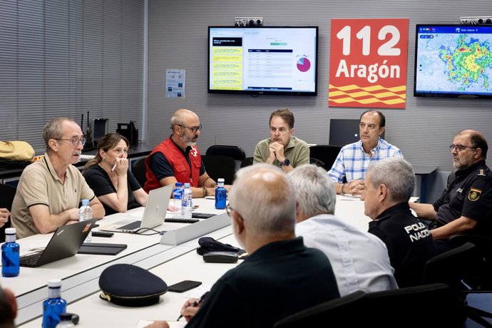 Los consejeros del Gobierno de Aragón Roberto Bermúdez de Castro y José Luis Bancalero durante la reunión del CECOPI.