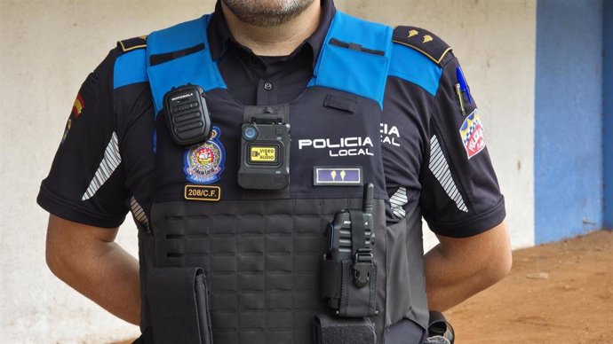 Un agente de la Policía Local de Avilés con la nueva cámara personal.