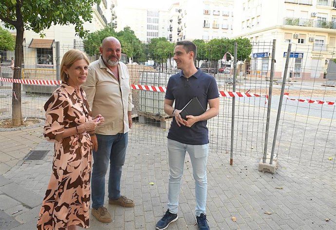 La alcaldesa de Jerez, María José García-Pelayo, en las obras de la plaza Antonio Pica.
