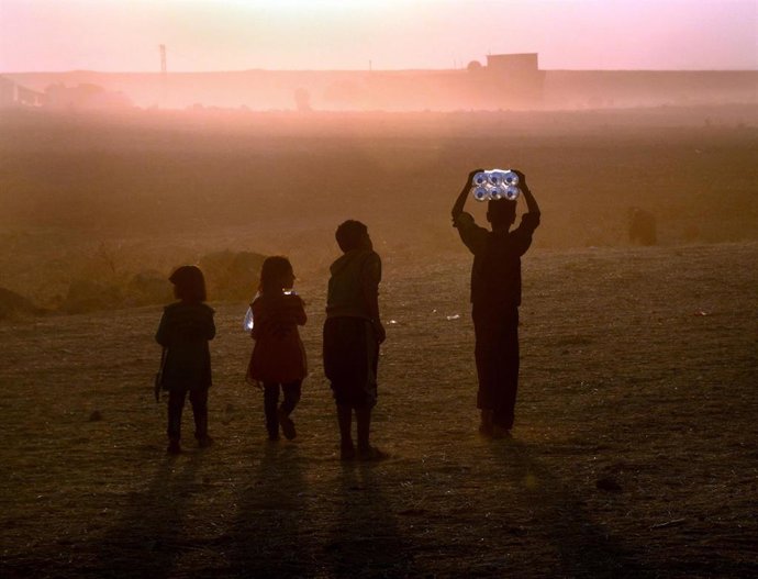 Archivo - Imagen de una familia de árabes sirios en el este del país 