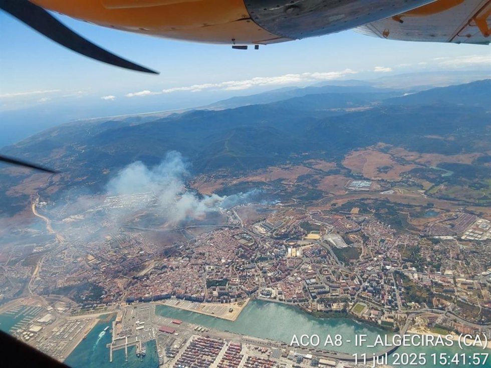Vista áerea durante el incendio forestal en Algeciras.