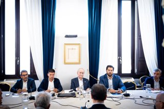 El alcalde de Málaga, Francisco de la Torre, junto al vicepresidente de la Diputación, Cristóbal Ortega, y el delegado de Cultura y Deporte de la Junta de Andalucía, Carlos García, durante una reunión con el Málaga CF y representantes de sus peñas.