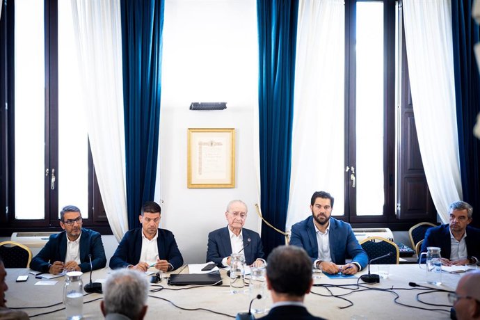 El alcalde de Málaga, Francisco de la Torre, junto al vicepresidente de la Diputación, Cristóbal Ortega, y el delegado de Cultura y Deporte de la Junta de Andalucía, Carlos García, durante una reunión con el Málaga CF y representantes de sus peñas.