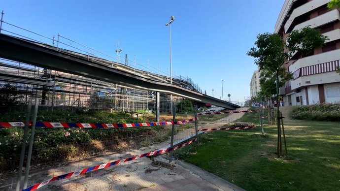 La pasarela de Gonzalo de Berceo permanecerá cerrada del 14 de julio al 31 de agosto por obras de reparación