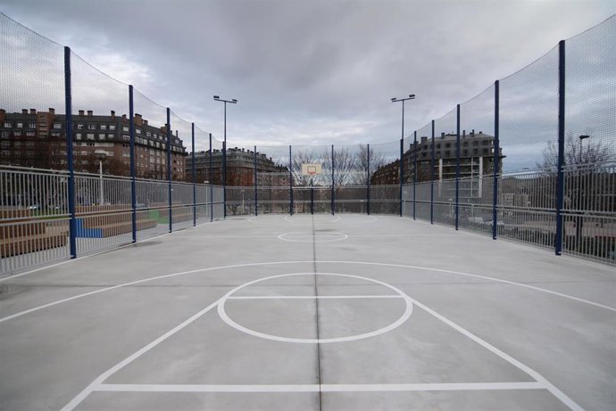 Archivo - Imagen de archivo de una pista de baloncesto.