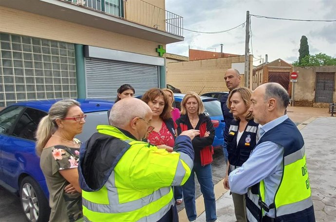 La ministra portavoz del Gobierno, Pilar Alegría, junto al delegado del Gobierno en Aragón, Fernando Beltrán, y la alcaldesa de Pedrola, Manuela Berges, en su visita a las localidades afectadas por el paso de la dana.