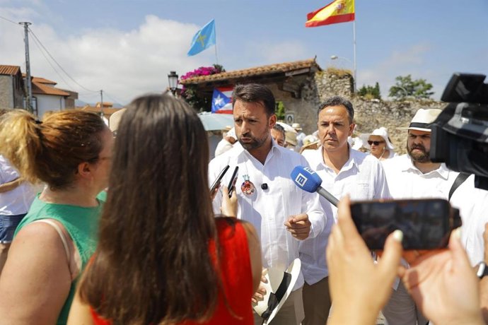 El presidente del PP de Asturias, Álvaro Queipo, atiende a los medios durante la feria de indianos de Colombres.