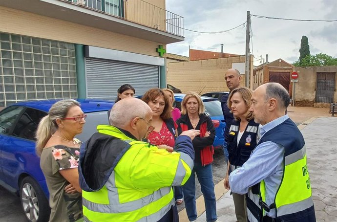 A Ministra Porta-voz do Governo, Pilar Alegría, juntamente com o Delegado do Governo em Aragão, Fernando Beltrán, e a Prefeita de Pedrola, Manuela Berges, durante sua visita às cidades afetadas pela passagem do dana.