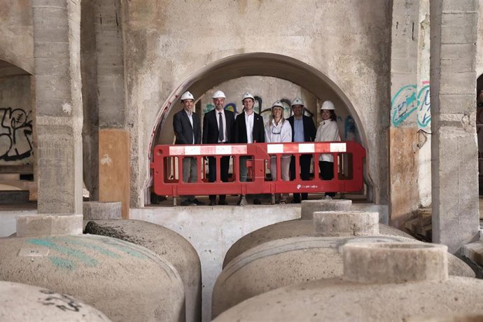 El presidente del Consell, Llorenç Galmés, en la visita de los jóvenes arquitectos de Europan 18 a Es Sindicat de Felanitx, con el conseller de Vivienda, Territorio y Movilidad del Govern y la alcaldesa de Felanitx