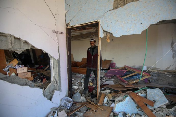GAZA, 5 de julho de 2025 -- Um palestino inspeciona uma casa destruída após um ataque aéreo israelense no campo de refugiados de al-Shati, a oeste da Cidade de Gaza, em 4 de julho de 2025.