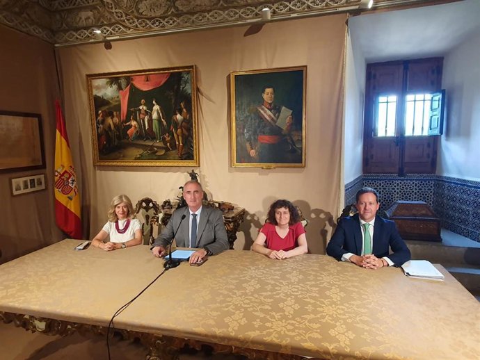 La alcaldesa de Úbeda, Antonia Olivares; el alcalde de Segovia, José Mazarías; la alcaldesa de Santiago de Compostela, Goretti Sanmartín, y el alcalde de Toledo, Carlos Velázquez Romo, en la sala Conde de Almodóvar del Alcázar de Segovia