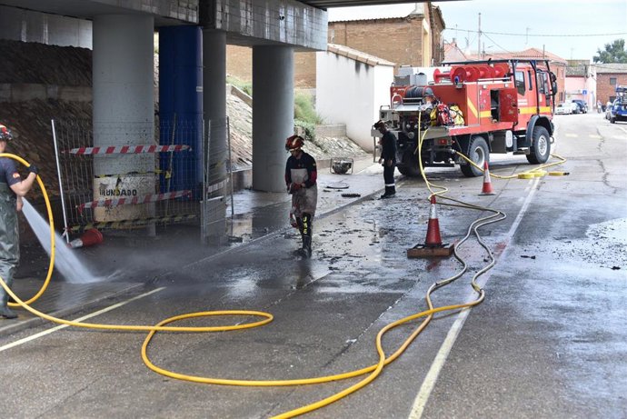 Efectivos de la Unidad Militar de Emergencias (UME) durante las labores de limpieza y desescombro en Grisén por las fuertes lluvias del viernes 11 de julio, a 12 de julio de 2025, en Grisén, Aragón (España). La Unidad Militar de Emergencias (UME) se ha mo
