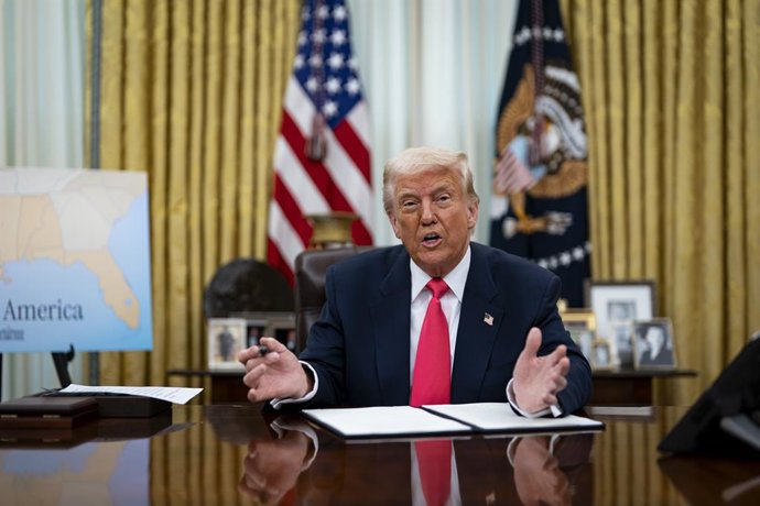 Archivo - 6 de março de 2025, Washington, Distrito de Columbia, EUA: O presidente dos Estados Unidos, Donald Trump, fala no Salão Oval da Casa Branca em Washington, DC, EUA, na quinta-feira, 6 de março de 2025. Trump está assinando ordens para suspender a